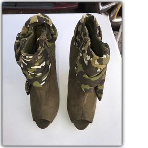 Green High Heels with Camouflage Scarf
